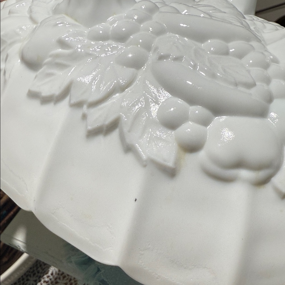 Flash sale🔥💥White Embossed Indiana milk glass fruit bowl footed harvest grape - Picture 6 of 12